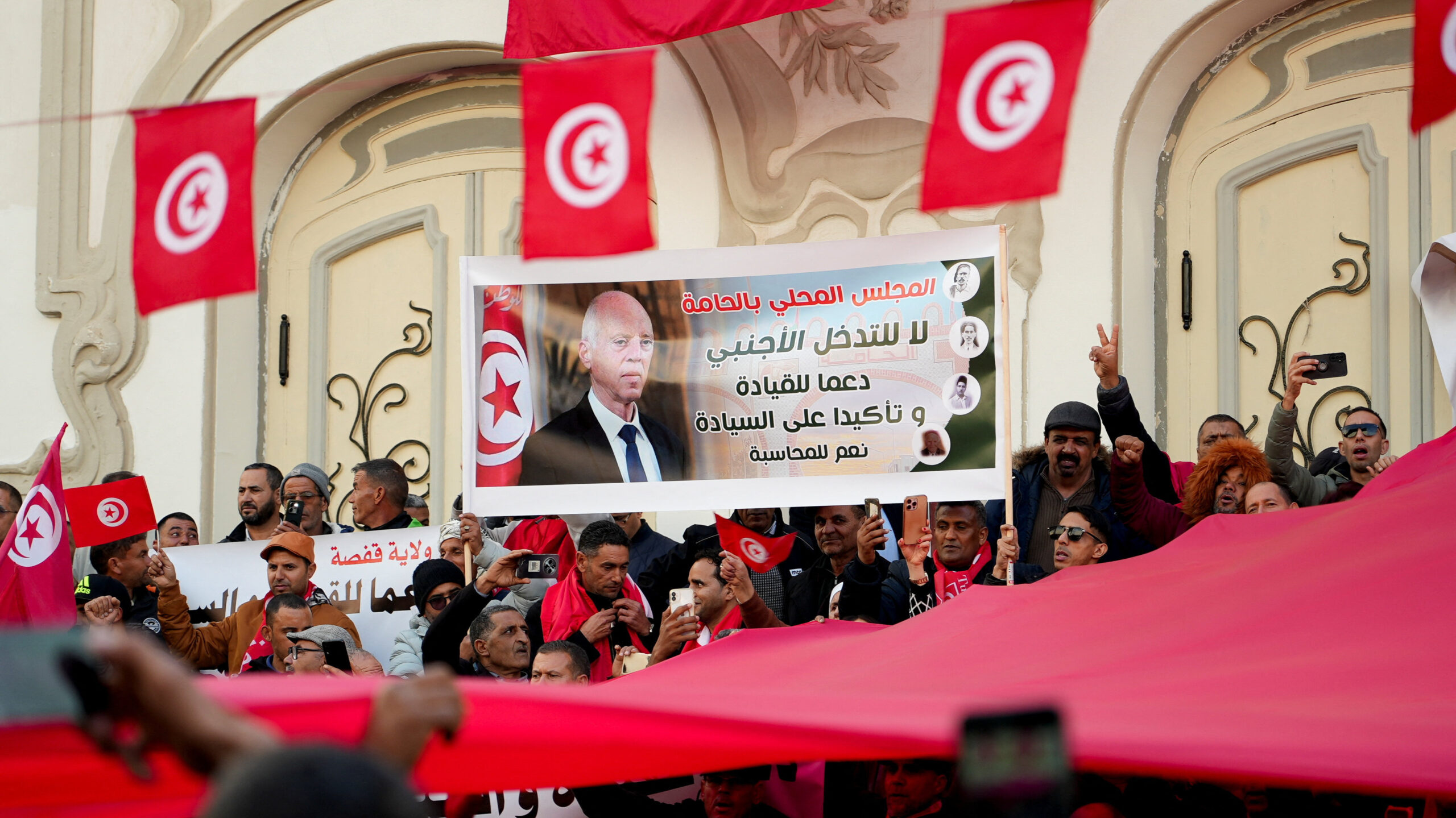 Des partisans du président tunisien Kaïs Saïed se rassemblent à Tunis, Tunisie, alors que les groupes de défense des droits de l'homme l'accusent d'utiliser le système judiciaire et la police pour réprimer les opposants et pour consolider un régime autocratique et unipersonnel, à Tunis, Tunisie. /Photo prise le 17 décembre 2025/REUTERS/Jihed Abidellaoui